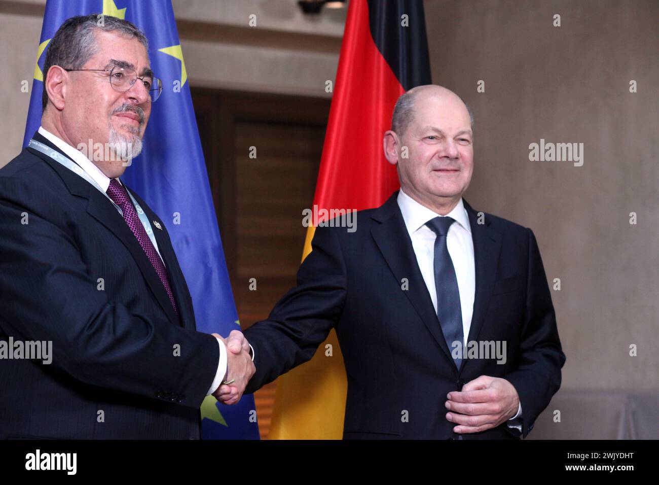 München, Bayern, Deutschland, 17.02.2024 : Hotel Bayerischer Hof : Münchner Sicherheitskonferenz MSC - Tag 2: CÃ sar Bernardo ArÃ valo de Leon, Präsident von Guatemala, und der deutsche Bundeskanzler Olaf Scholz *** Munich, Bavière, Allemagne, 17 02 2024 Hotel Bayerischer Hof Munich Conférence sur la sécurité MSC jour 2 Cí sar Bernardo Arí valo de Leon, président du Guatemala, et le chancelier allemand Olaf Scholz Copyright : xdtsxNachrichtenagenturx dts 30941 Banque D'Images