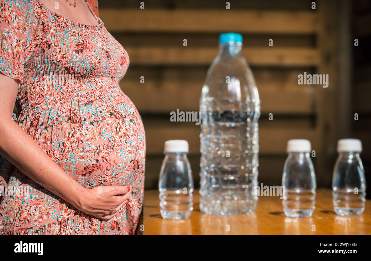 Femmes enceintes exposées aux microplastiques et au BPA : une menace cachée pour la santé fœtale Banque D'Images