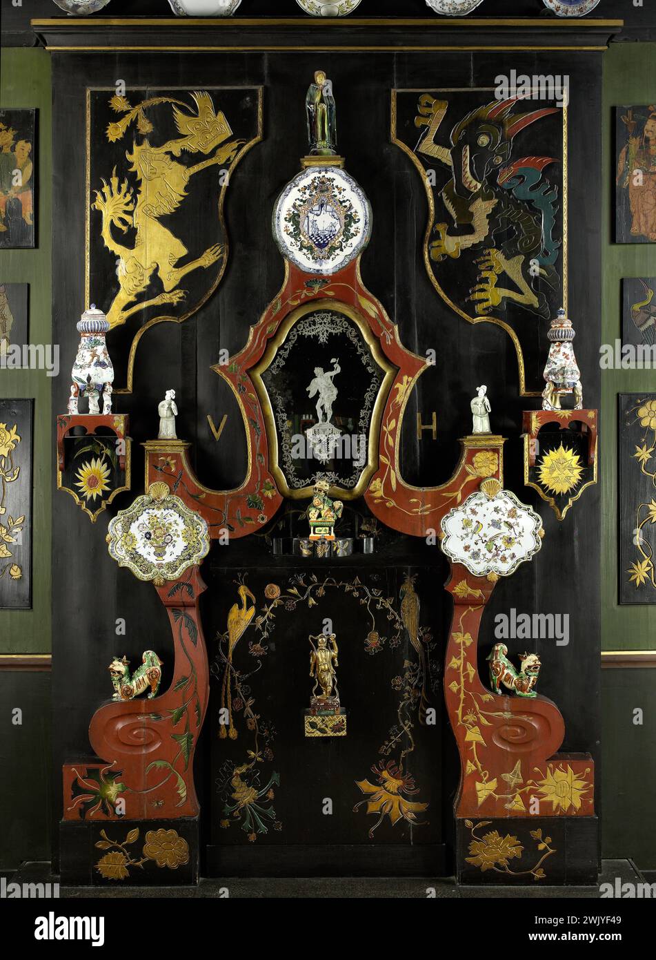 Victor Hugo (1806-1885) Décor chinois de la maison de Juliette Drouet à Guernesey, mur ouest. Cheminée du salon Juliette Drouet. Bois gravé polychrome. 1857-1864. Paris, maison de Victor Hugo. 79111-7 Art asiatique, arts décoratifs, bois sérieux, armoire chinoise, cheminee, chinoiserie, décor, meubles, polychrome, salon chinois, 19e 19e 19e 19e 19e. xixe siècle, meubles Banque D'Images