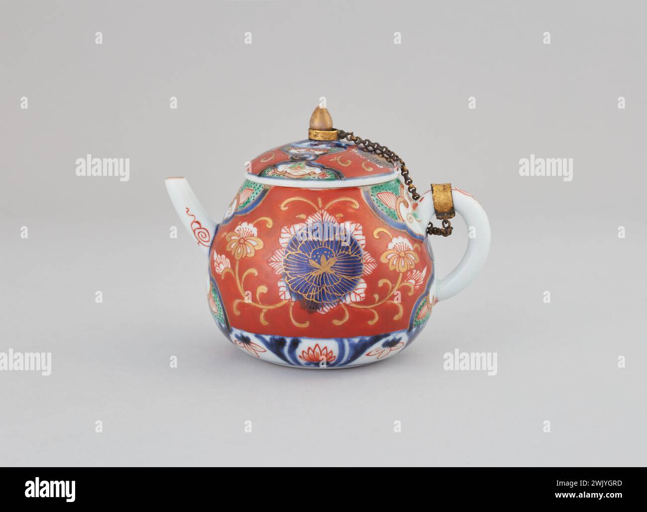 Arita (Centre de production céramique), aigue (Suichu) (nom d'utilisateur), 1700. Porcelaine, décoration peinte dans le couvert, polychromie sur le couvert, et or ; monture dorée européenne. Musée Cernuschi, Musée asiatique de l'Asie dans la ville de Paris. Feuillage floral doré sur fond rouge - fleurs et feuilles stylisées, peintes en polychromie sur le ventre et sur le couvercle. Banque D'Images