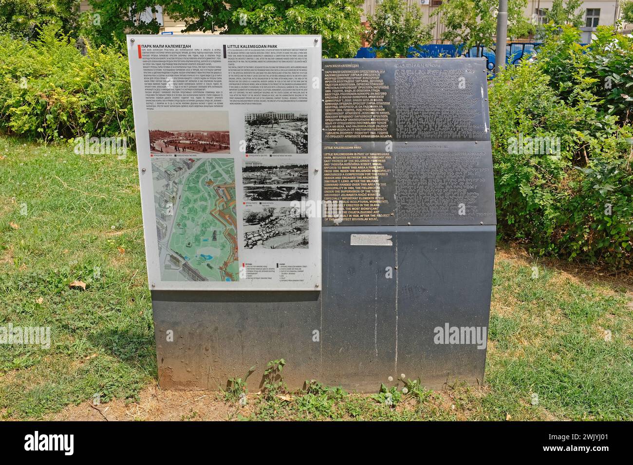 Belgrade, Serbie - 5 juillet 2021 : carte d'information touristique avec alphabet braille du parc Little Kalemegdan forteresse. Banque D'Images