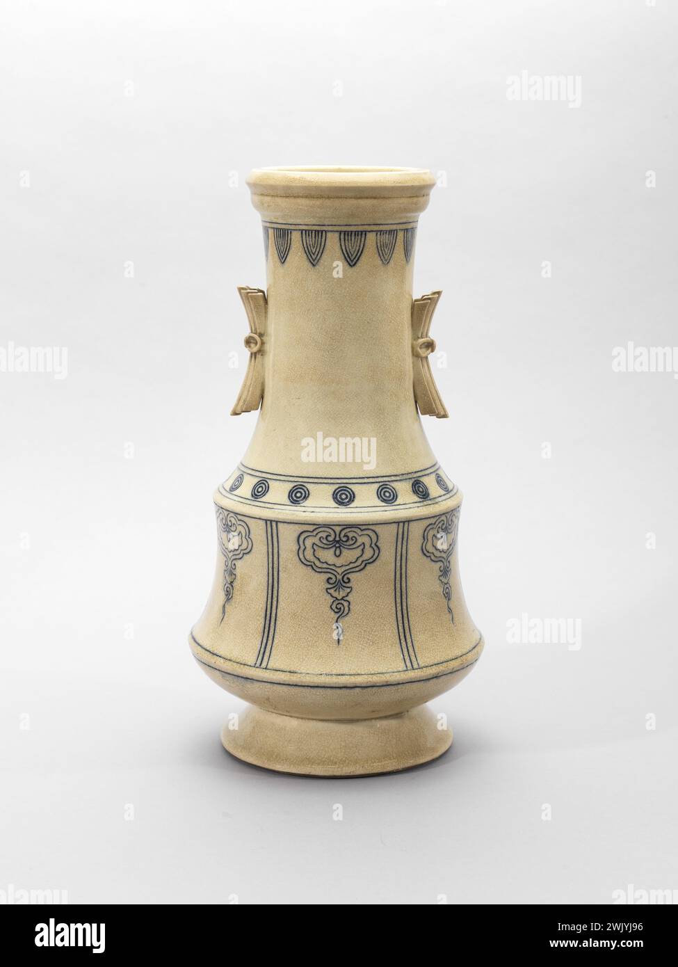 Satsuma (région de production de céramique) vase à fleurs (Hana-IKE) (nom usuel), 1750. Incrustation sous le couvercle. Musée Cernuschi, Musée asiatique de l'Asie dans la ville de Paris. Banque D'Images