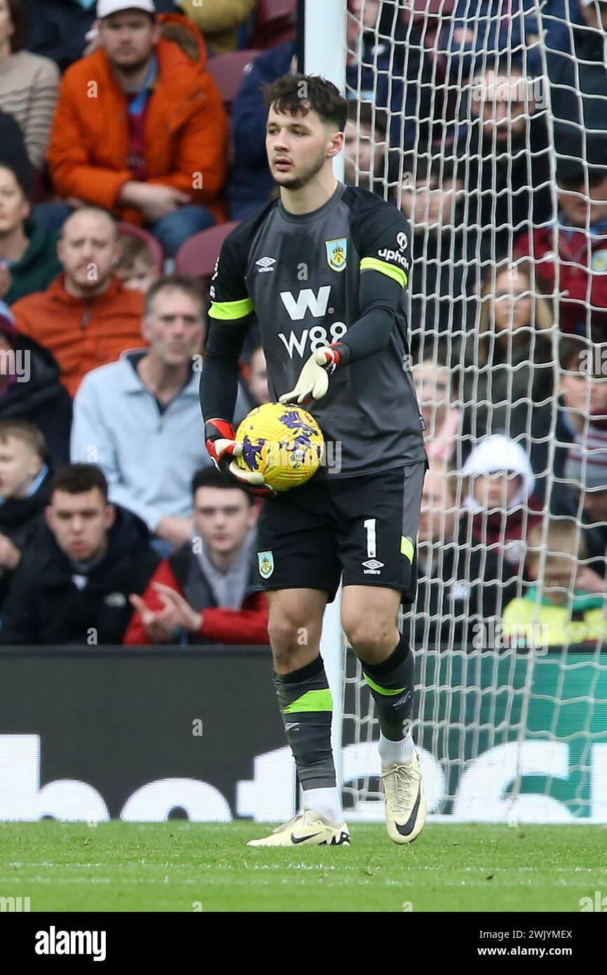 Burnley, Royaume-Uni. 17 février 2024. James Trafford, le gardien de but de Burnley en action. Premier League match, Burnley contre Arsenal au Turf Moor à Burnley, Lancs le samedi 17 février 2024. Cette image ne peut être utilisée qu'à des fins éditoriales. Usage éditorial exclusif, photo de Chris Stading/Andrew Orchard photographie sportive/Alamy Live News crédit : Andrew Orchard photographie sportive/Alamy Live News Banque D'Images