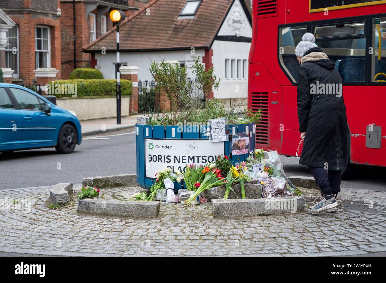 Un sanctuaire à Alexei Navalny à Boris Nemstov place, Londres avec des fleurs et une carte disant que Poutine peut tuer Navalny mais ne peut pas tuer l'opposition. Banque D'Images