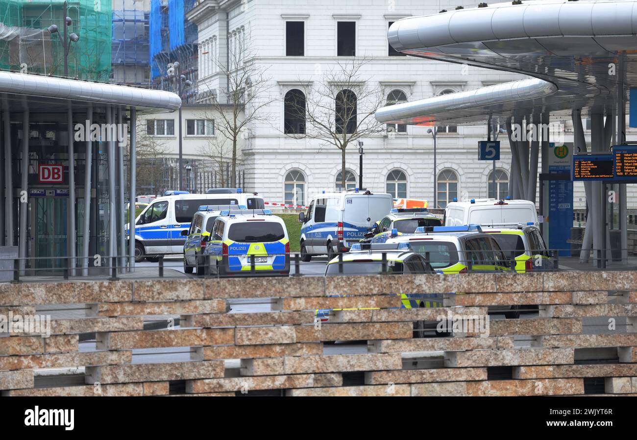 Wuppertal, Allemagne. 17 février 2024. Des véhicules de police sont déployés au poste. Les forces de police spéciales ont enlevé un homme d'un train à la gare centrale de Wuppertal et l'ont arrêté. Un témoin affirme avoir reconnu l'homme comme un dangereux criminel recherché par la police. La police n'a ni confirmé ni nié que le témoin avait reconnu un ancien terroriste de la RAF recherché dans le train. Crédit : Gianni Gattus/Blaulicht Solingen/dpa/Alamy Live News Banque D'Images