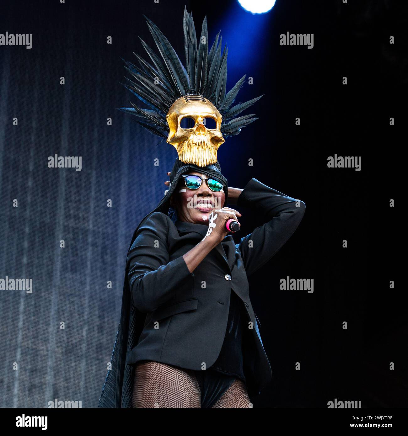 La popstar jamaïcaine Grace Jones se produisant en concert en 2022 Banque D'Images