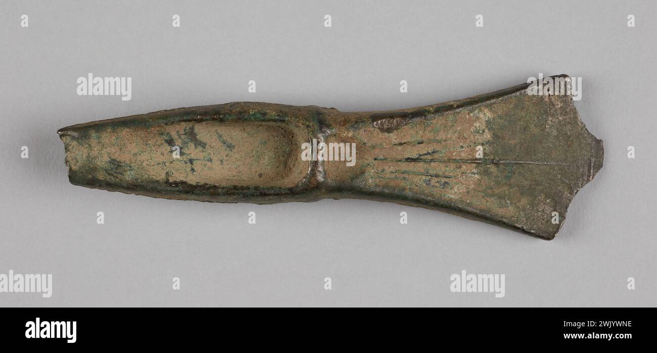 Talon Ax (nom commun). Bronze. Musée Carnavalet, histoire de Paris. Hache du talon L'arête de coupe est partiellement arrachée. Banque D'Images