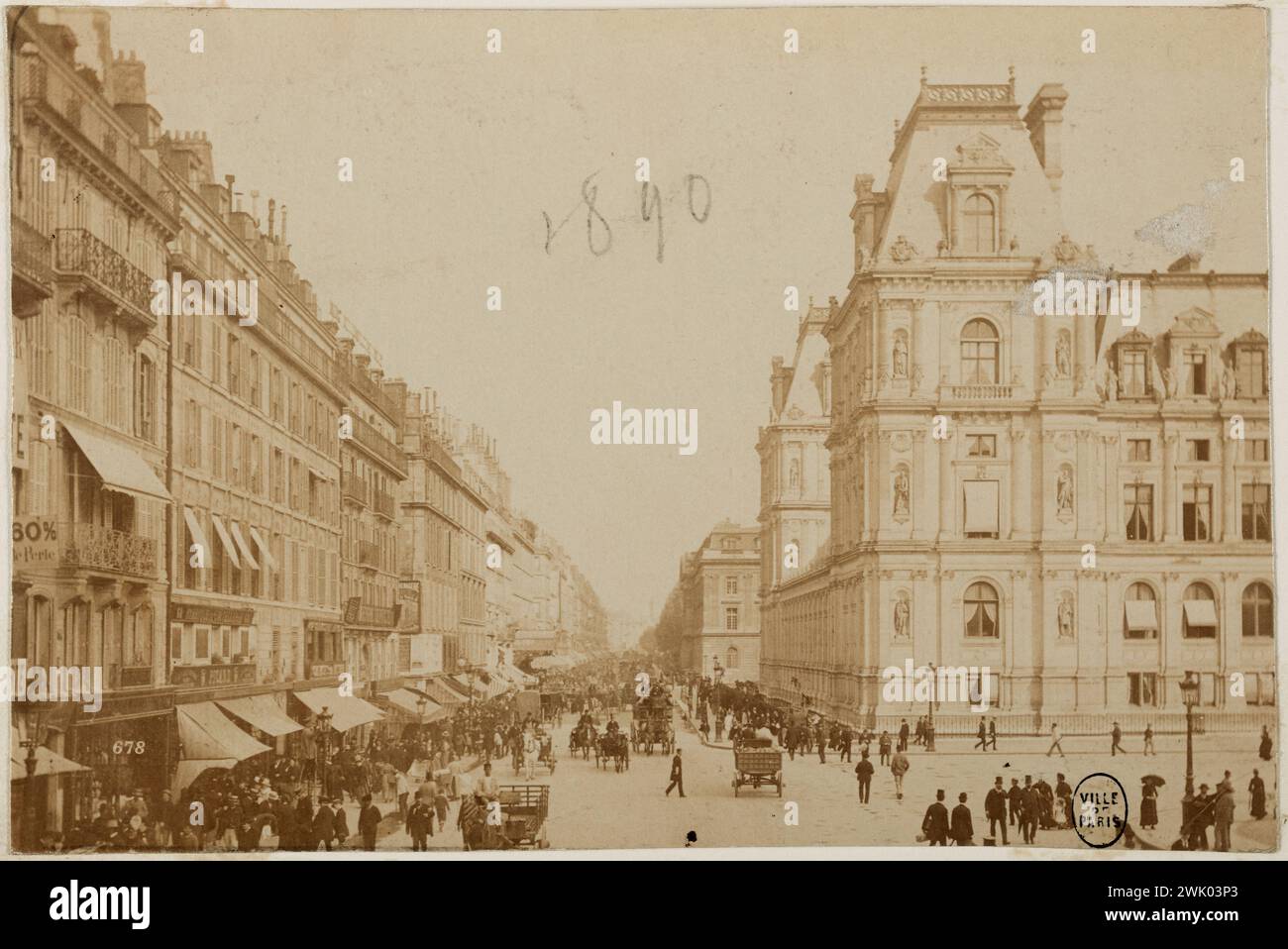 Anonyme, rue Rivoli et la mairie, 4ème arrondissement, Paris. (Titre factice), 1890. Dessiner sur papier albumine. Musée Carnavalet, histoire de Paris. Banque D'Images