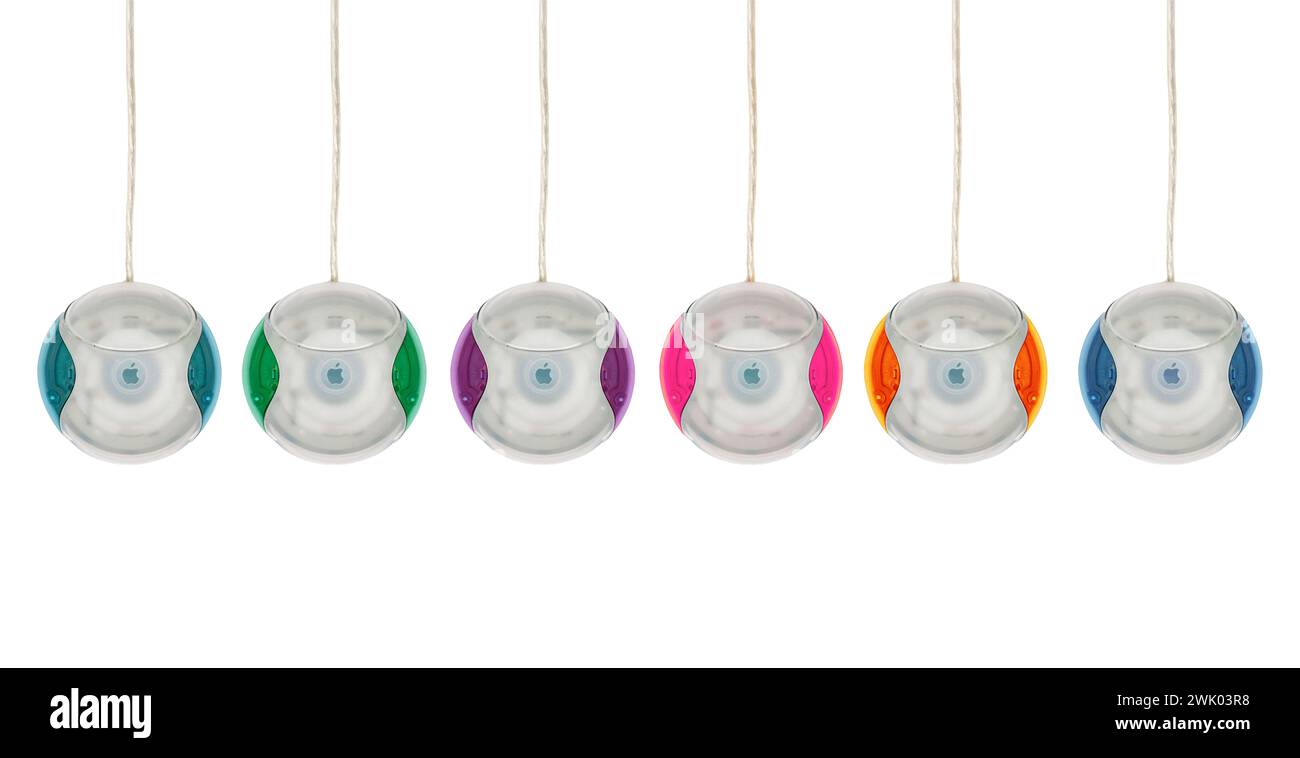 Gamme complète de couleurs de souris Vintage Apple hockey Pucks qui ont été fournies avec l'iMac G3 en 1998 : Phillip Roberts Banque D'Images
