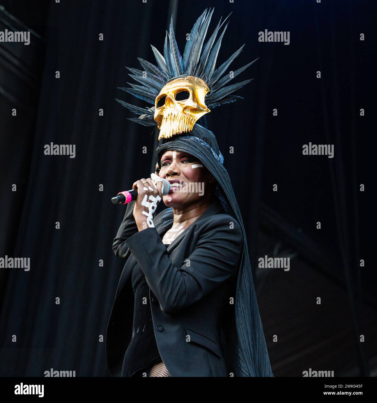 La popstar jamaïcaine Grace Jones se produisant en concert en 2022 Banque D'Images