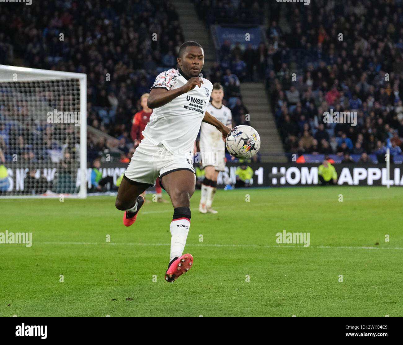 King Power Stadium, Leicester, Royaume-Uni. 17 février 2024. EFL Championship Football, Leicester City contre Middlesbrough ; Anfernee Dijksteel de Middlesbrough efface le ballon Upfield Credit : action plus Sports/Alamy Live News Banque D'Images