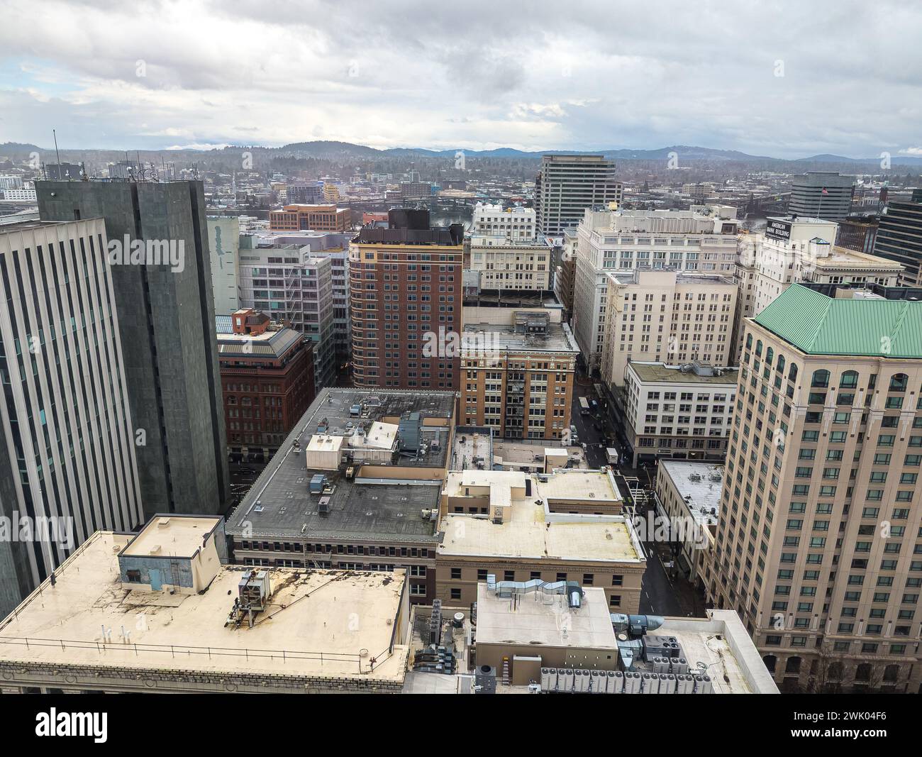 Portland, Oregon, États-Unis - 02.15.2024 : vue de Portland depuis un point culminant de la ville. Vue depuis la fenêtre du restaurant Bellpine. Banque D'Images