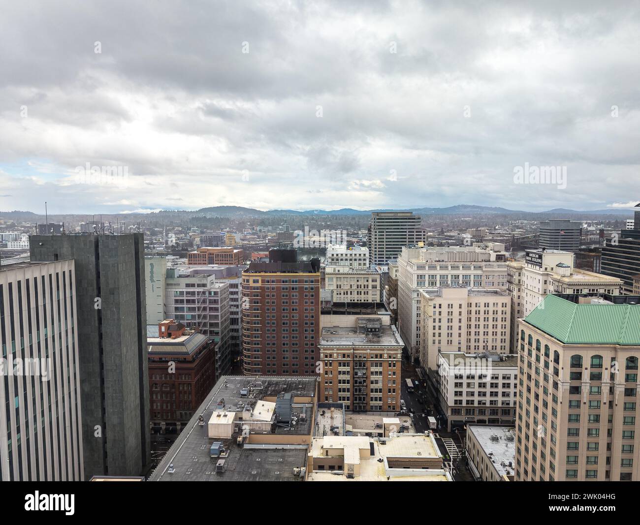 Portland, Oregon, États-Unis - 02.15.2024 : vue de Portland depuis un point culminant de la ville. Vue depuis la fenêtre du restaurant Bellpine. Banque D'Images