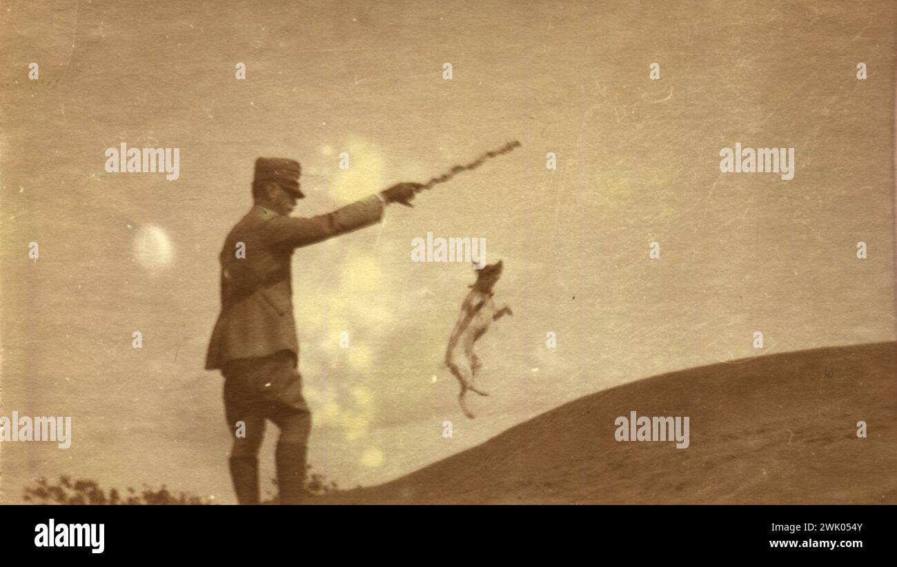 1912 Italo-turc ou Turco-Italien Guerre - armée italienne à Cirenaica, Libye - soldat playn Whit dog Banque D'Images