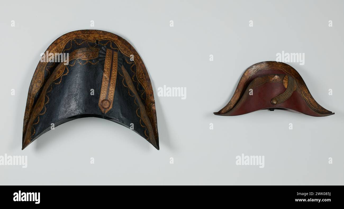 Anonyme, en chapeau (i). Marque Chapelier. Paris (titre fictif), 1700. Feuille peinte en vert foncé, dorure. Musée Carnavalet, histoire de Paris. Chapeau de gendarme avec cocarde et cordon en relief, bordé d'une tresse décorée de feuilles de chêne et de glands, avec chapeau creux en forme de tronc de cône. Banque D'Images