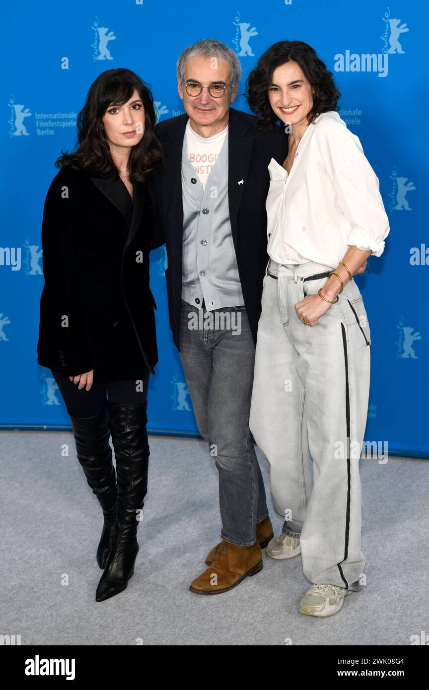 Nora Hamzawi, Olivier Assayas und Nina d Urso beim Photocall zum Kinofilm hors du temps / Suspended Time auf der Berlinale 2024 / 74. Internationale Filmfestspiele Berlin im Hotel Grand Hyatt. Berlin, 17.02.2024 *** Nora Hamzawi, Olivier Assayas et Nina d Urso au Photocall pour le long métrage hors du temps suspendu au Berlinale 2024 74 Berlin International film Festival à l'Hôtel Grand Hyatt Berlin, 17 02 2024 Foto:Xn.xKubelkax/xFuturexImagex temps_4242 Banque D'Images
