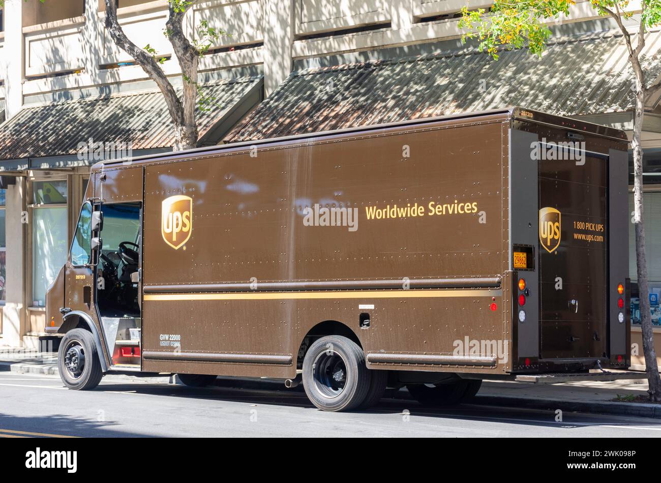 UPS Worldwide services van de livraison dans la rue, Maunakea Street, Chinatown, Honolulu, Oahu, Hawaï, États-Unis d'Amérique Banque D'Images