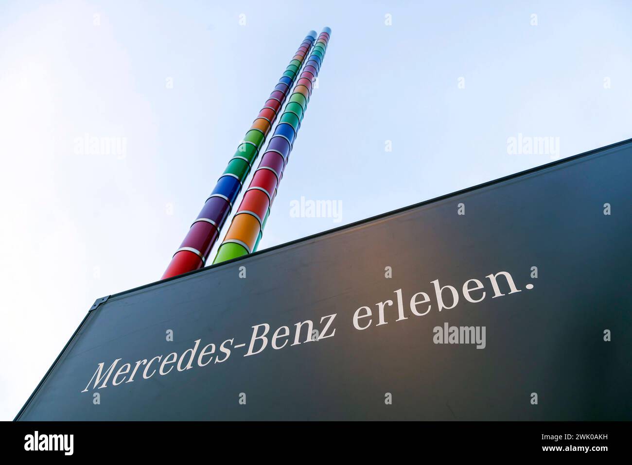 Mercedes-Benz Group AG, Mercedes Benz Welt Stuttgart. Niederlassung. Kunstwerk Bildsäulen-Dreiergruppe von Max Bill, Mercedes-Benz Art Collection. // 15.02.2024 : Stuttgart, Baden-Württemberg, Deutschland, Europa *** Mercedes Benz Group AG, Mercedes Benz Welt Stuttgart Branch Artwork colonnes de photos Groupe de trois par Max Bill, Mercedes Benz Art Collection 15 02 2024 Stuttgart, Baden Württemberg, Allemagne, Europe Banque D'Images