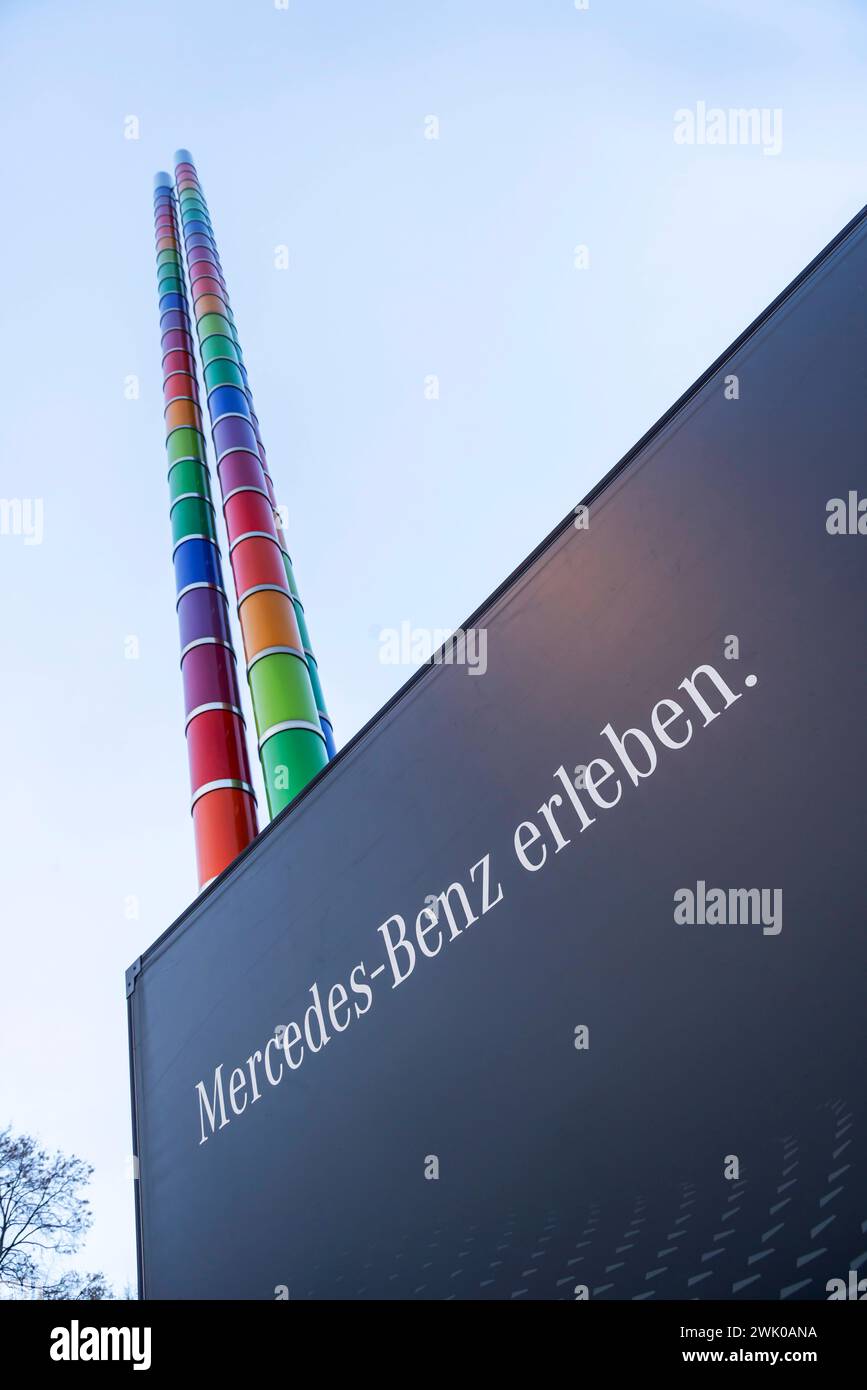 Mercedes-Benz Group AG, Mercedes Benz Welt Stuttgart. Niederlassung. Kunstwerk Bildsäulen-Dreiergruppe von Max Bill, Mercedes-Benz Art Collection. // 15.02.2024 : Stuttgart, Baden-Württemberg, Deutschland, Europa *** Mercedes Benz Group AG, Mercedes Benz Welt Stuttgart Branch Artwork colonnes de photos Groupe de trois par Max Bill, Mercedes Benz Art Collection 15 02 2024 Stuttgart, Baden Württemberg, Allemagne, Europe Banque D'Images