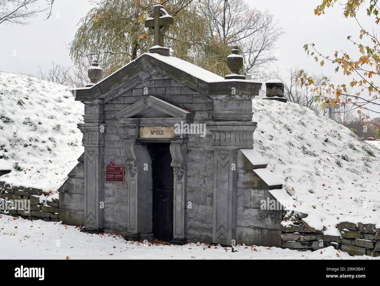 Le mausolée de Thomas D'Arcy McGee, homme politique assassiné et père de la Confédération, au cimetière historique notre-Dame-des-Neiges de Montréal. Banque D'Images