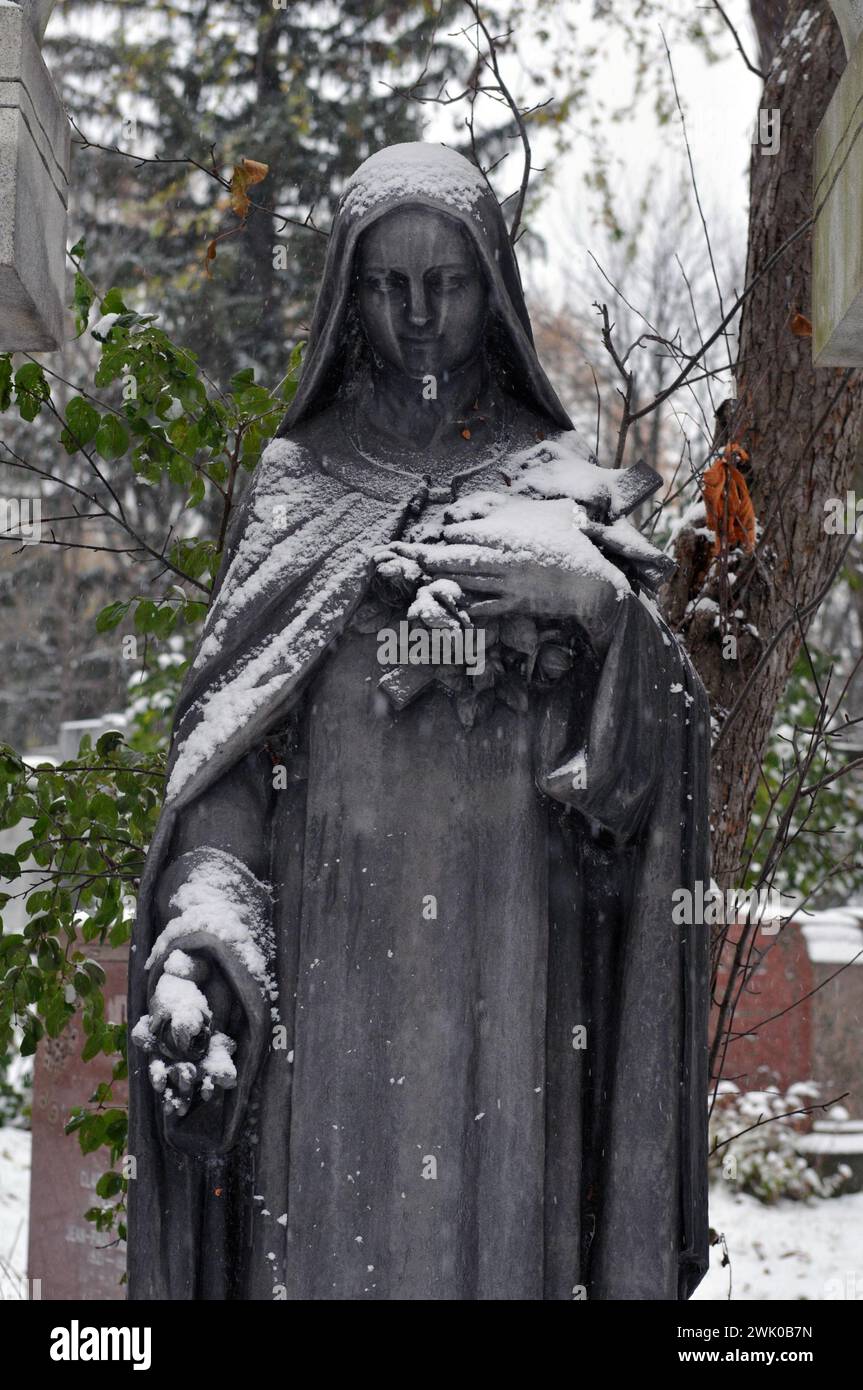 Sculpture enneigée d'une femme au cimetière historique notre-Dame-des-Neiges de Montréal, le plus grand au Canada. Banque D'Images