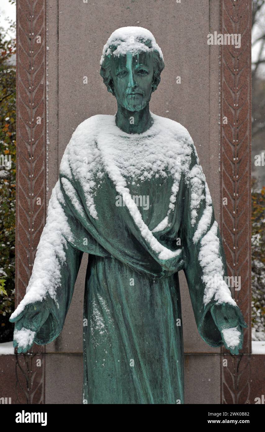 Une sculpture enneigée au cimetière historique notre-Dame-des-Neiges de Montréal, le plus grand au Canada. Banque D'Images