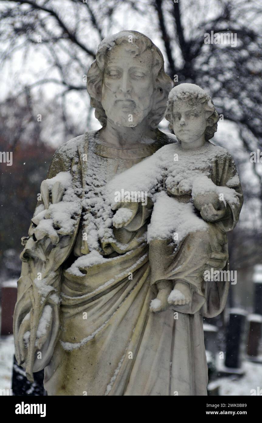 Sculpture enneigée de Jésus au cimetière historique notre-Dame-des-Neiges de Montréal, le plus grand au Canada. Banque D'Images