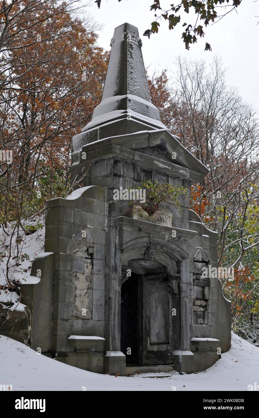 Un mausolée enneigé au cimetière historique notre-Dame-des-Neiges de Montréal, le plus grand au Canada. Banque D'Images