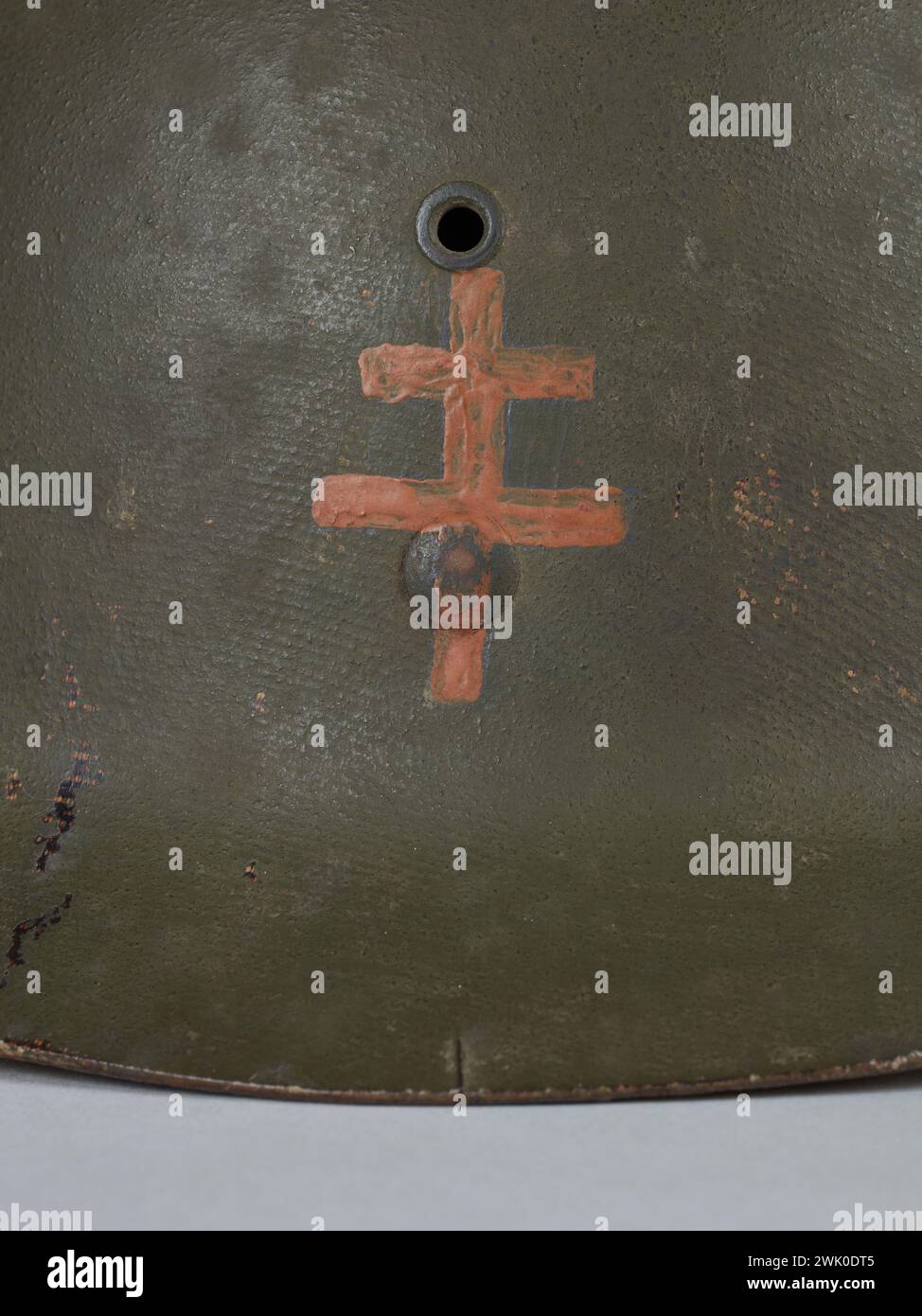 Westinghouse Electric and Manufacturing Company, American Subcasque Liner décoré d'une croix de Lorraine (Liner, Helmet M1, New type) (titre attribué), 1943. Fibre vulcanisée, métal, toile, cuir, encre. Musée général Leclerc de la libération de Paris - Musée Jean Moulin. Banque D'Images