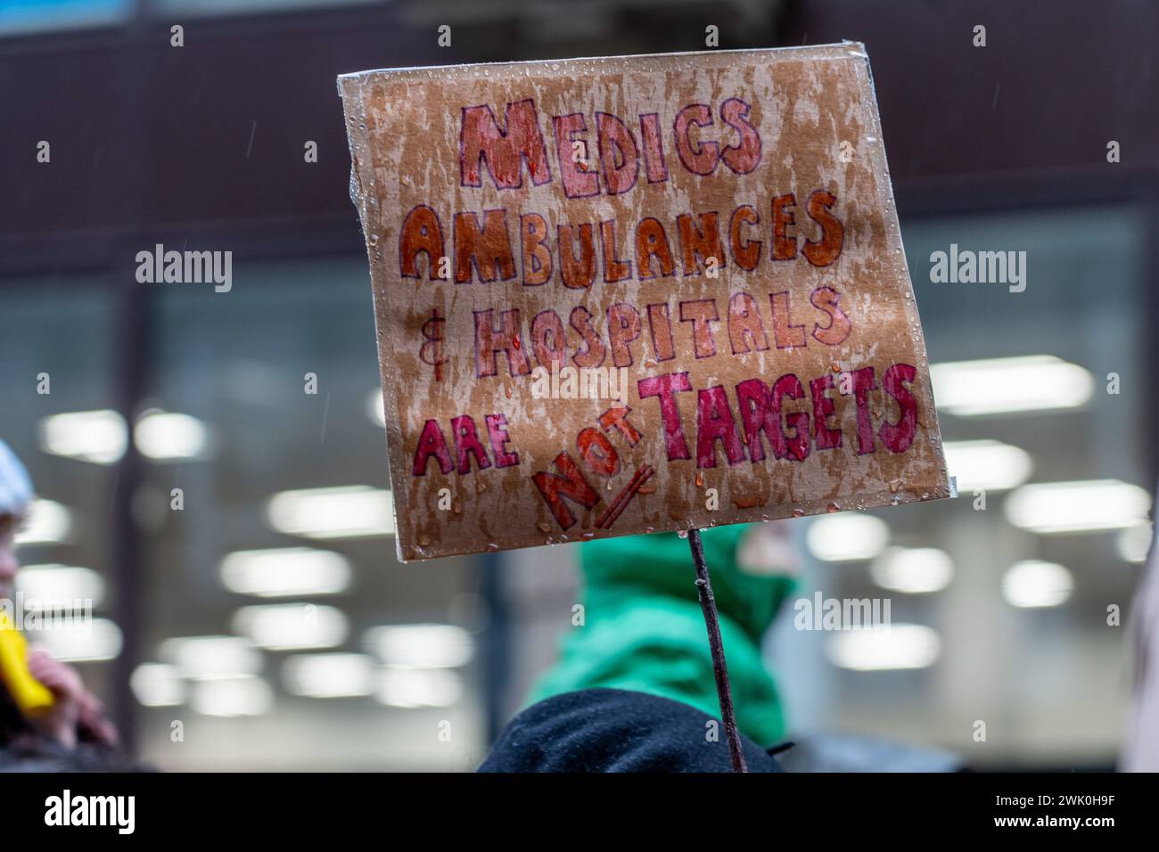 Glasgow, Écosse, Royaume-Uni. 17 février 2023. Des partisans palestiniens de toute l'Écosse assistent à un rassemblement à George Square pour réclamer un cessez-le-feu à Gaza, suivi d'une marche pour réclamer la même chose lors de la conférence du Parti travailliste écossais qui se tient au Scottish Exhibition Centre. Crédit : R.Gass/Alamy Live News Banque D'Images