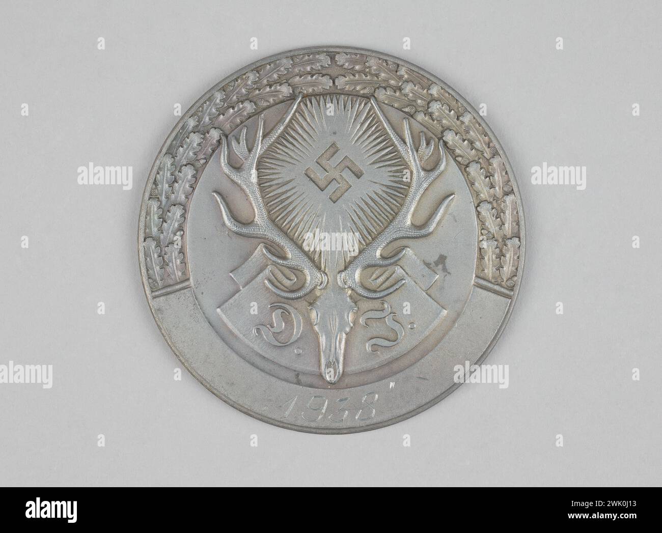 Anonyme, plaque circulaire Deutsche Jägerschaft 1938 (association allemande des chasseurs) (titre attribué), 1938. Métal argenté. Musée général Leclerc de la libération de Paris - Musée Jean Moulin. Banque D'Images