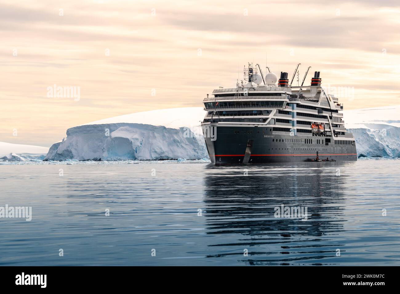Fish Islands, Antarctique - 13 janvier 2024 : navire de croisière Seabourn Pursuit en Antarctique. Banque D'Images