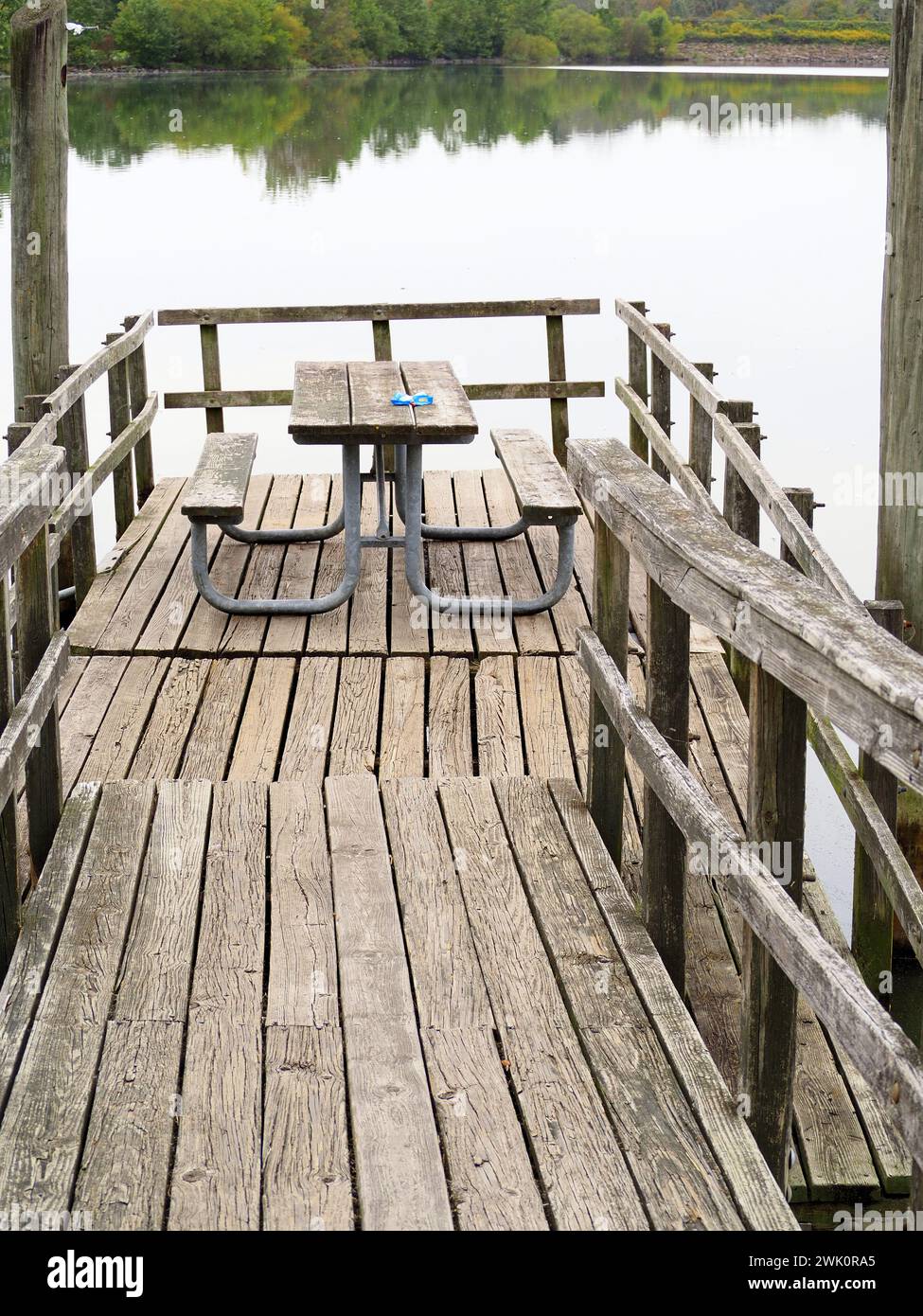 Les gens peuvent marcher sur la jetée en bois et voir le lac. Banque D'Images