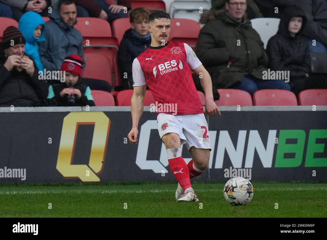 Fleetwood, Royaume-Uni. 17 février 2024. Carl Johnston de Fleetwood Town passe le ballon lors du match de Sky Bet League 1 Fleetwood Town vs Barnsley au Highbury Stadium, Fleetwood, Royaume-Uni, le 17 février 2024 (photo par Steve Flynn/News images) à Fleetwood, Royaume-Uni le 17/02/2024. (Photo par Steve Flynn/News images/SIPA USA) crédit : SIPA USA/Alamy Live News Banque D'Images