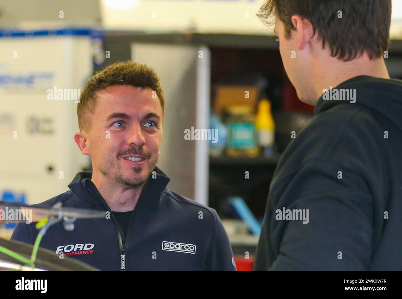 Daytona, États-Unis. 17 février 2024. Frankie Muniz, ancien acteur et pilote de Xfinity, discutant avec son coéquipier pendant un retard de pluie au Daytona International Speedway le jeudi 17 février 2024 Daytona, FL. Photo de Mike Gentry/UPI crédit : UPI/Alamy Live News Banque D'Images