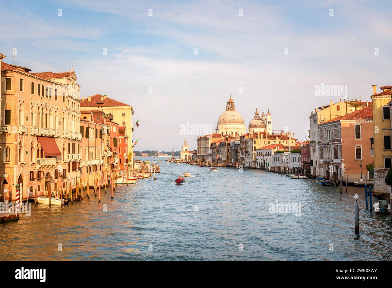 Grand canal et basilique Santa Maria della Salute à Venise au coucher du soleil Banque D'Images