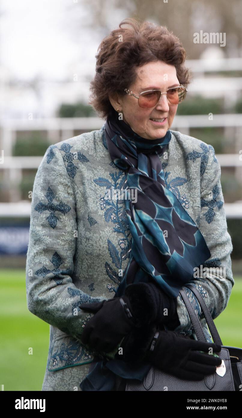 Ascot, Royaume-Uni. 17 février 2024. L'entraîneur Venetia Williams dans la Parade Before Horse L'homme presse monté par le jockey Charlie Deutsch courses dans le Betfair Ascot Steeple Chase au Betfair Ascot Chase Raceday à l'hippodrome d'Ascot. Crédit : Maureen McLean/Alamy Live News Banque D'Images