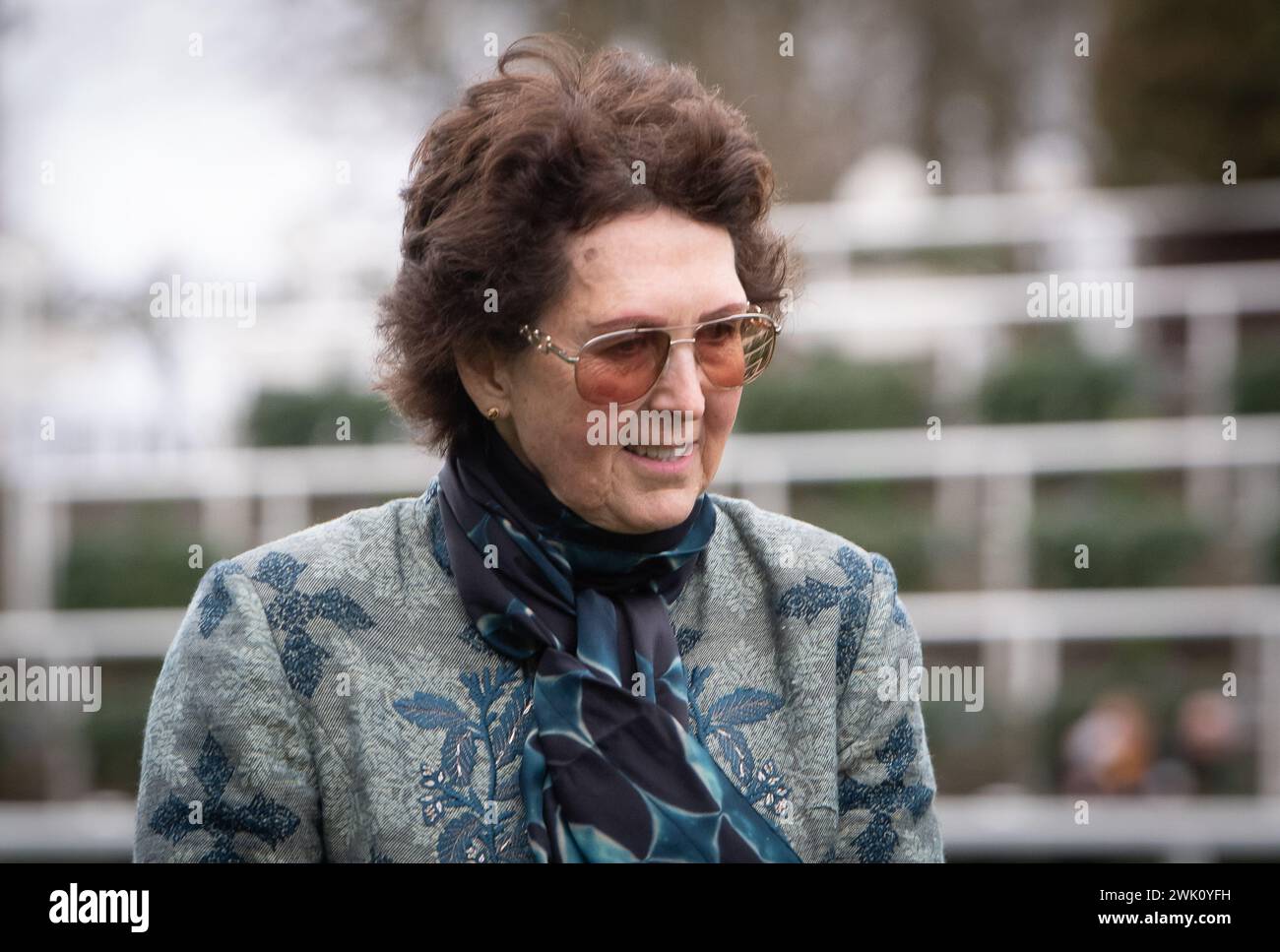 Ascot, Royaume-Uni. 17 février 2024. L'entraîneur Venetia Williams dans la Parade Before Horse L'homme presse monté par le jockey Charlie Deutsch courses dans le Betfair Ascot Steeple Chase au Betfair Ascot Chase Raceday à l'hippodrome d'Ascot. Crédit : Maureen McLean/Alamy Live News Banque D'Images