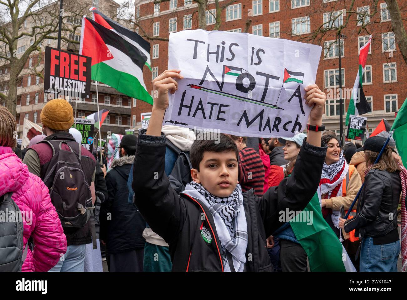 Centre de Londres, Royaume-Uni. 17 février 2023. Des dizaines de milliers de personnes ont défilé de Park Lane, dans le centre de Londres, jusqu’à l’ambassade israélienne, la marche a été bruyante mais pacifique. Crédit : Natasha Quarmby/Alamy Live News Banque D'Images