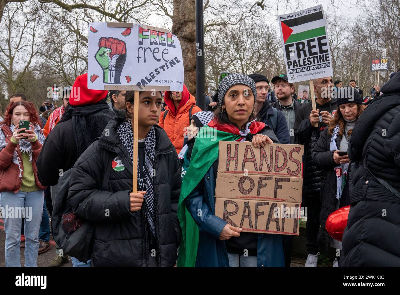 Centre de Londres, Royaume-Uni. 17 février 2023. Des dizaines de milliers de personnes ont défilé de Park Lane, dans le centre de Londres, jusqu’à l’ambassade israélienne, la marche a été bruyante mais pacifique. Crédit : Natasha Quarmby/Alamy Live News Banque D'Images