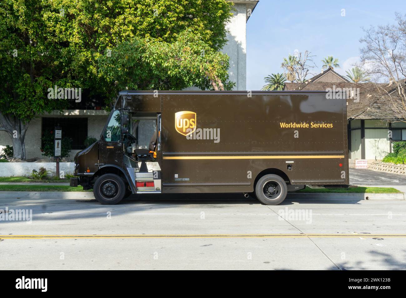 Un camion UPS garé devant un immeuble. Banque D'Images