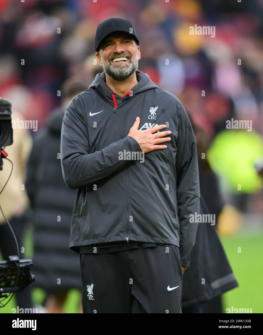 Londres, Royaume-Uni. 17 février 2024 - Brentford v Liverpool - premier League - GTECH Community Stadium. Jurgen Klopp fête avec les fans de Liverpool à la fin du match. Crédit photo : Mark pain / Alamy Live News Banque D'Images