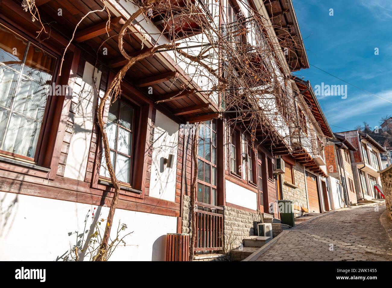 Prizren, Kosovo - 6 février 2024 : architecture ottomane traditionnelle et vue générale sur la rue à Prizren, la deuxième plus grande ville du Kosovo. Banque D'Images