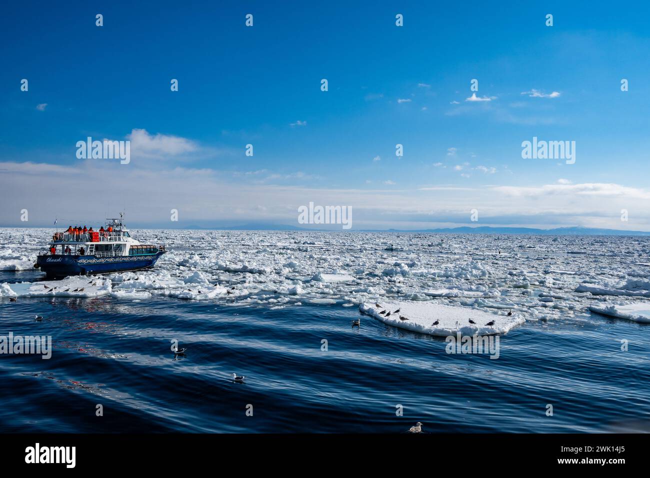Bateaux d'excursion amenant les touristes à profiter du paysage hivernal. Rausu, Hokkaido, Japon. Banque D'Images