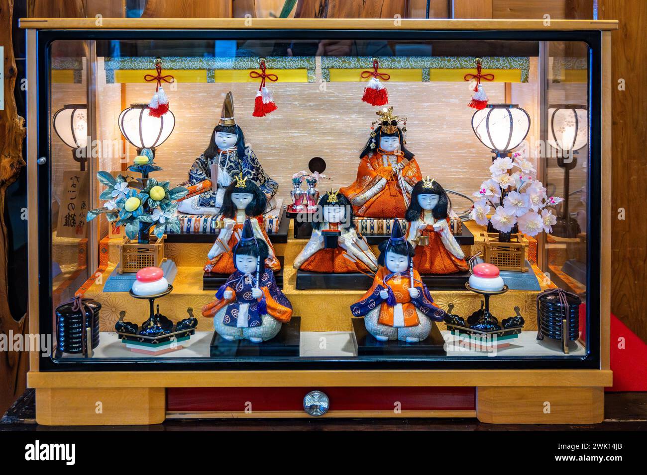 Des poupées traditionnelles colorées sont exposées pour célébrer Hina Matsuri (Festival des poupées ou Festival des filles) le 3 mars de chaque année. Hokkaido, Japon. Banque D'Images