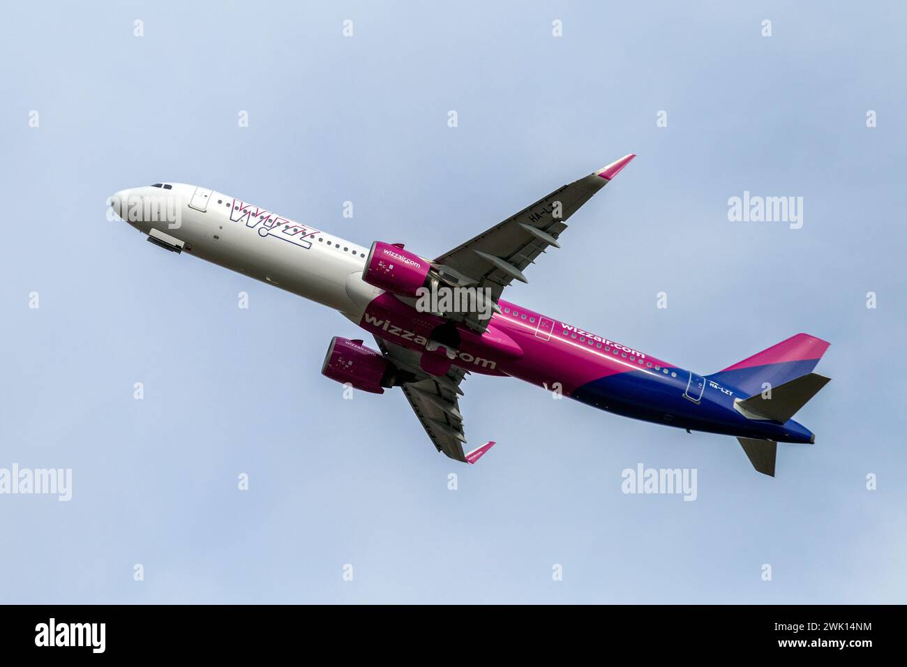 Budapest, Hongrie - 02 17 2024 : l'airbus de Wizz Air décolle de l'aéroport international Ferenc Liszt de Budapest, Hongrie, par une journée ensoleillée. Banque D'Images