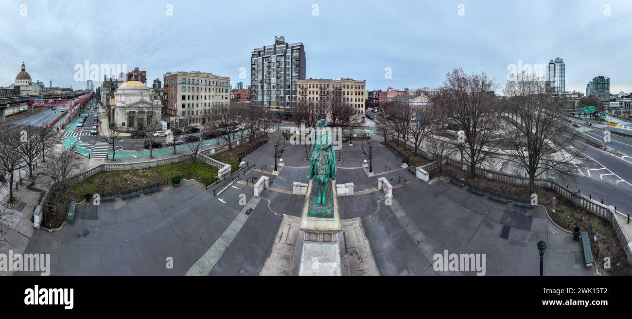 Continental Army Plaza dans le quartier Williamsburg de Brooklyn, New York. Le parc possède une sculpture équestre frappante de George Washington. Banque D'Images