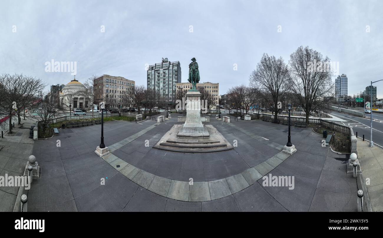 Continental Army Plaza dans le quartier Williamsburg de Brooklyn, New York. Le parc possède une sculpture équestre frappante de George Washington. Banque D'Images