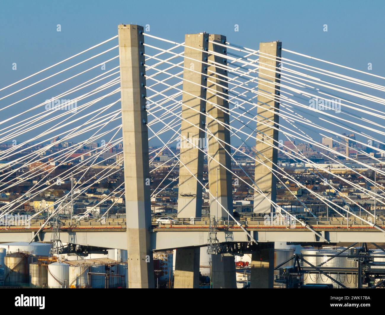 Vue aérienne du New Goethals Bridge, enjambant Arthur Kill Strait entre Elizabeth, New Jersey et Staten Island, New York, par un après-midi ensoleillé. Th Banque D'Images
