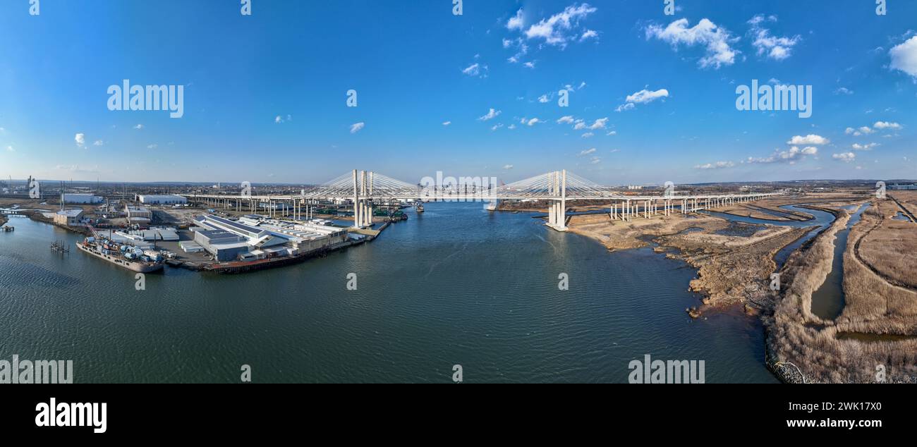 Vue aérienne du New Goethals Bridge, enjambant Arthur Kill Strait entre Elizabeth, New Jersey et Staten Island, New York, par un après-midi ensoleillé. Th Banque D'Images
